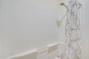 Newly Built Tracy Home with Backyard and Pool Access!的一间浴室