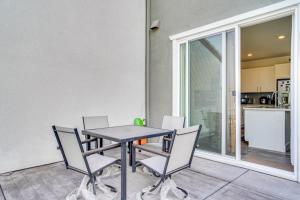 Newly Built Tracy Home with Backyard and Pool Access!的厨房或小厨房