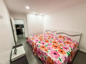 Un dormitorio con una cama con una colcha floral. en Bragança Holiday Home new apartment with 2 bedrooms private parking, en Bragança