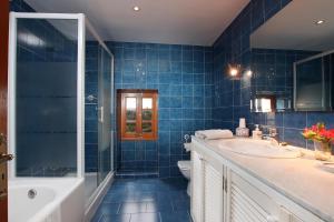 Ένα μπάνιο στο Traditional villa near the town of Pollensa by Renthousing +9 φωτογραφίες
