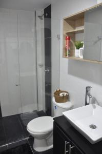 un bagno con wc, doccia e lavandino di Apartamento entero cerca al Aeropuerto Internacional a Rionegro