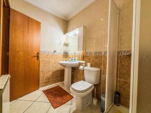 Un baño con inodoro, lavabo y ducha. en Family holiday home new beds, en Bragança 28 fotos más