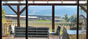 Kfar Yehezkelוילה בגלבוע的客房设有山景阳台。