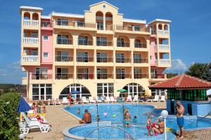 Bazén v ubytování Stefanov 2 Hotel nebo v jeho okolí