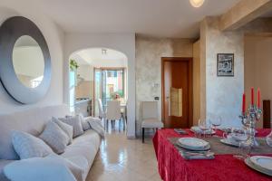 Una sala de estar con un sofá blanco y una mesa. en Astridshouse, en Roma