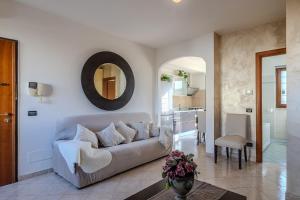 Una sala de estar con un sofá y un espejo. en Astridshouse, en Roma 20 fotos más