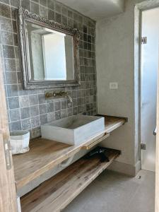 une salle de bain avec un lavabo et un miroir dans l'établissement Villa Atamisque V, à Tupungato