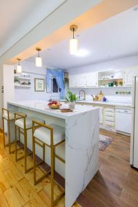 Η κουζίνα ή μικρή κουζίνα στο Luxury Retreat Near the Sea Prime Location