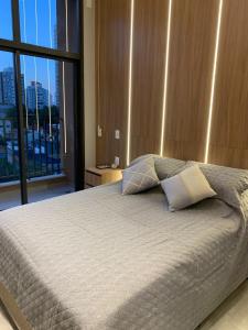 um quarto com uma cama com dois travesseiros em Studio 500m from Allianz Parque em São Paulo