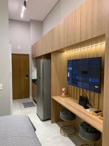 um quarto com uma televisão e uma secretária com um balcão em Studio 500m from Allianz Parque em São Paulo