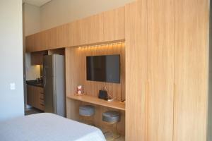 um quarto com uma cama e uma televisão num quarto em Studio 500m from Allianz Parque em São Paulo mais 19 fotografias