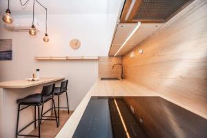 une pièce avec un bar, une table et des chaises dans l'établissement City Center Apartment - Modern & Elegant, à Bratislava