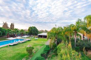 马拉喀什Tente berbère的带有游泳池和树木的度假村的鸟瞰图 更多12张照片