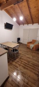 una sala de estar con una mesa y un sofá en Elved, en Esquel