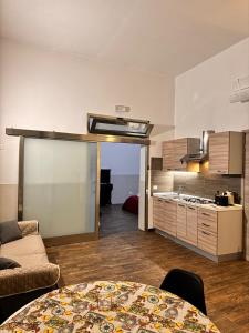 a living room with a table and a kitchen at marsala centro storico in Marsala