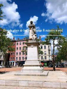 a statue in the middle of a city at Art de recevoir - L'Écrin de Margnolles - Croix Rousse - Métro C-Cuire in Caluire-et-Cuire