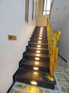 巴格达شقه عامرية的楼梯,有金栏杆和楼梯间