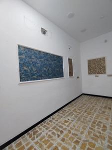 巴格达شقه عامرية的白色的房间,墙上有两幅画