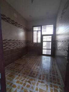 巴格达شقه عامرية的一个空房间,有砖墙和窗户 更多2张照片