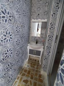 巴格达شقه عامرية的浴室里有白色洗手池和镜子