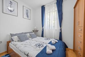 Un dormitorio con una cama con cortinas azules. en Mery's Sunny Pool Apartment - Happy Rentals, en Vodnjan