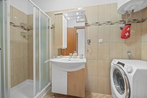 Un baño con lavabo y lavadora. en Mery's Sunny Pool Apartment - Happy Rentals, en Vodnjan 18 fotos más