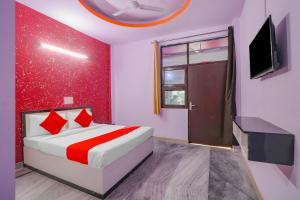 TV a/nebo společenská místnost v ubytování Hotel O Primrose Hotel's Near Noida Sector 76 Metro Station