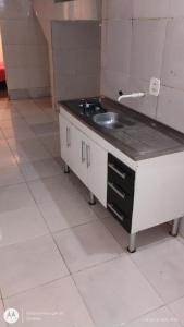 Una cocina con fregadero y suelo de baldosas. en Santa Alexandrina Hostel, en Río de Janeiro