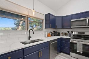 Una cocina o cocineta en Starlight Horizon 5 Cabins with Hot Tub Pet-Friendly Texas Hill Country Group Retreat Near Canyon Lake Pool, Stargazing, Sleeps 36