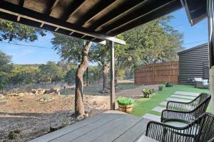 Un jardín fuera de Starlight Horizon 5 Cabins with Hot Tub Pet-Friendly Texas Hill Country Group Retreat Near Canyon Lake Pool, Stargazing, Sleeps 36 55 fotos más