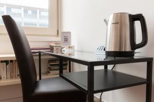Příslušenství pro přípravu čaje a kávy v ubytování Vittore Rooms & Apartment