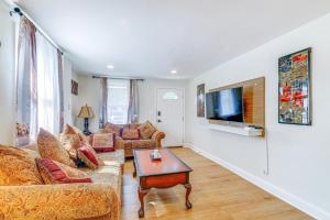 Μια τηλεόραση ή/και κέντρο ψυχαγωγίας στο Rockville Home with Spacious Yard 17 Mi to DC!
