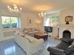 a living room with two couches and a fireplace at Casa en el Verde Valle in San Esteban