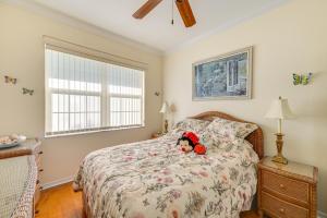 Un dormitorio con una cama con un osito de peluche encima. en 6 Mi to Beaches Bonita Springs Condo, en Bonita Springs 19 fotos más