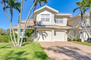 una casa blanca con palmeras delante en 6 Mi to Beaches Bonita Springs Condo, en Bonita Springs