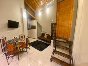 Una sala de estar con una mesa y sillas y un televisor. en Deluxe Apartments in Arequipa Downtown, en Arequipa