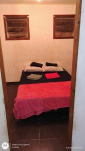 Dos camas en una habitación con una manta roja. en Santa Alexandrina Hostel, en Río de Janeiro 31 fotos más