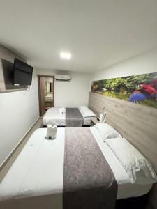 Una habitación de hotel con dos camas y un televisor de pantalla plana. en HOTEL A1 EXPRESS, en Florencia 29 fotos más
