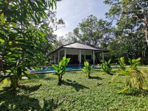 a view of the house from the garden at Villa Sukka in Tangalle