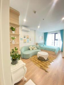 un salon avec un canapé et un lit dans l'établissement Vinhome Smart City Tây Mỗ Nam Từ Liêm Hà Nội, à Hanoï