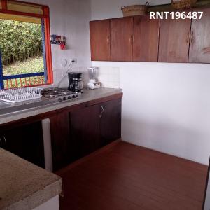 MarsellaにあるAlojamiento Bélgicaのシンクとコンロと窓のあるキッチン