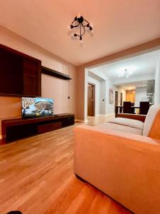 TV a/nebo společenská místnost v ubytování Stylish 2BR in central StJulians