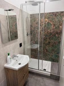 ein Badezimmer mit Dusche und Waschbecken in der Unterkunft Alloggio Roma Appia in Rom