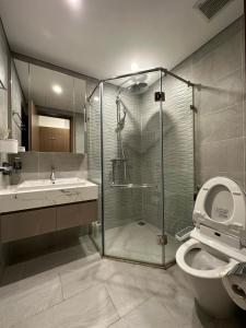 une salle de bains avec douche, toilettes et lavabo dans l'établissement Vinhome Smart City Tây Mỗ Nam Từ Liêm Hà Nội, à Hanoï