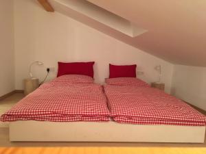 Giường trong phòng chung tại Appartement Aich-Assach