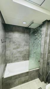 Ένα μπάνιο στο Premium Homestay in Oval Tower Business Bay