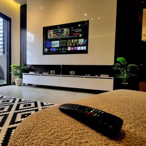 TV a/nebo společenská místnost v ubytování madinaty cozy studio at privado