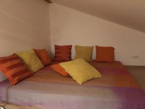 Giường trong phòng chung tại Appartement Aich-Assach