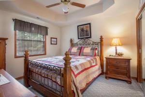 une chambre avec un lit, une commode et une fenêtre dans l'établissement 2BR Village At Indian Point 606 near SDC-Free Tickets Daily up to $500 Value, à Branson 13 autres photos