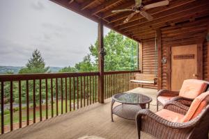 - une véranda avec 2 chaises et une table dans l'établissement 2BR Village At Indian Point 606 near SDC-Free Tickets Daily up to $500 Value, à Branson